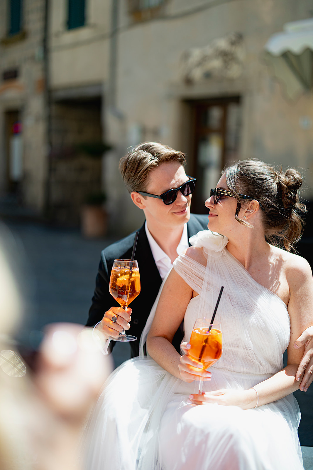 Brudepar nyter en aperitivo etter den borgerlige vielsen i Santa Fiora Newlyweds enjoying an aperitivo after their civil ceremony in Santa Fiora